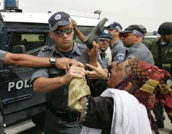 الحاجة أم صابر في مواجهة جنود الاحتلال. (صورة أرشيفية)